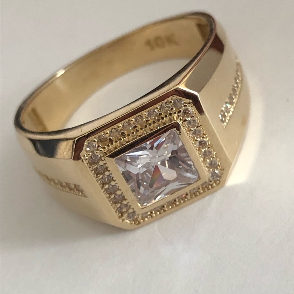 10k gold Mens ring size 10.5 cz stones